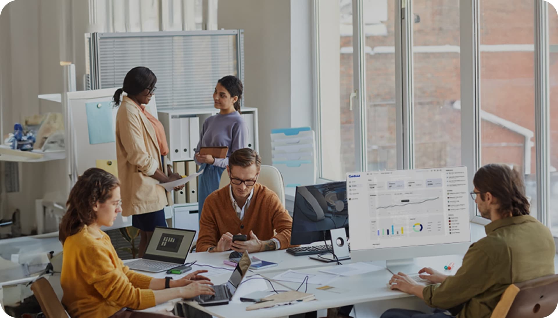 GoBuid interface showing a construction worker in a red hard hat using a tablet, with smartphones displaying the app's progress tracking and monitoring features.